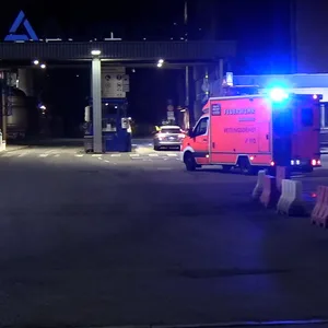 Ein Rettungswagen auf dem Weg zum Werkstor von Aurubis in Hamburg
