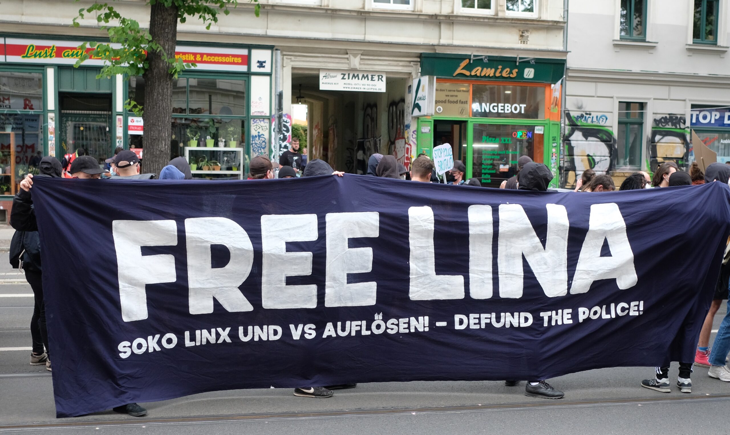 Ein Transparent mit der Aufschrift „Free Lina“ bei einer Demo in Leipzig. (Archivfoto)