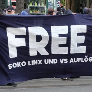 Ein Transparent mit der Aufschrift „Free Lina“ bei einer Demo in Leipzig. (Archivfoto)