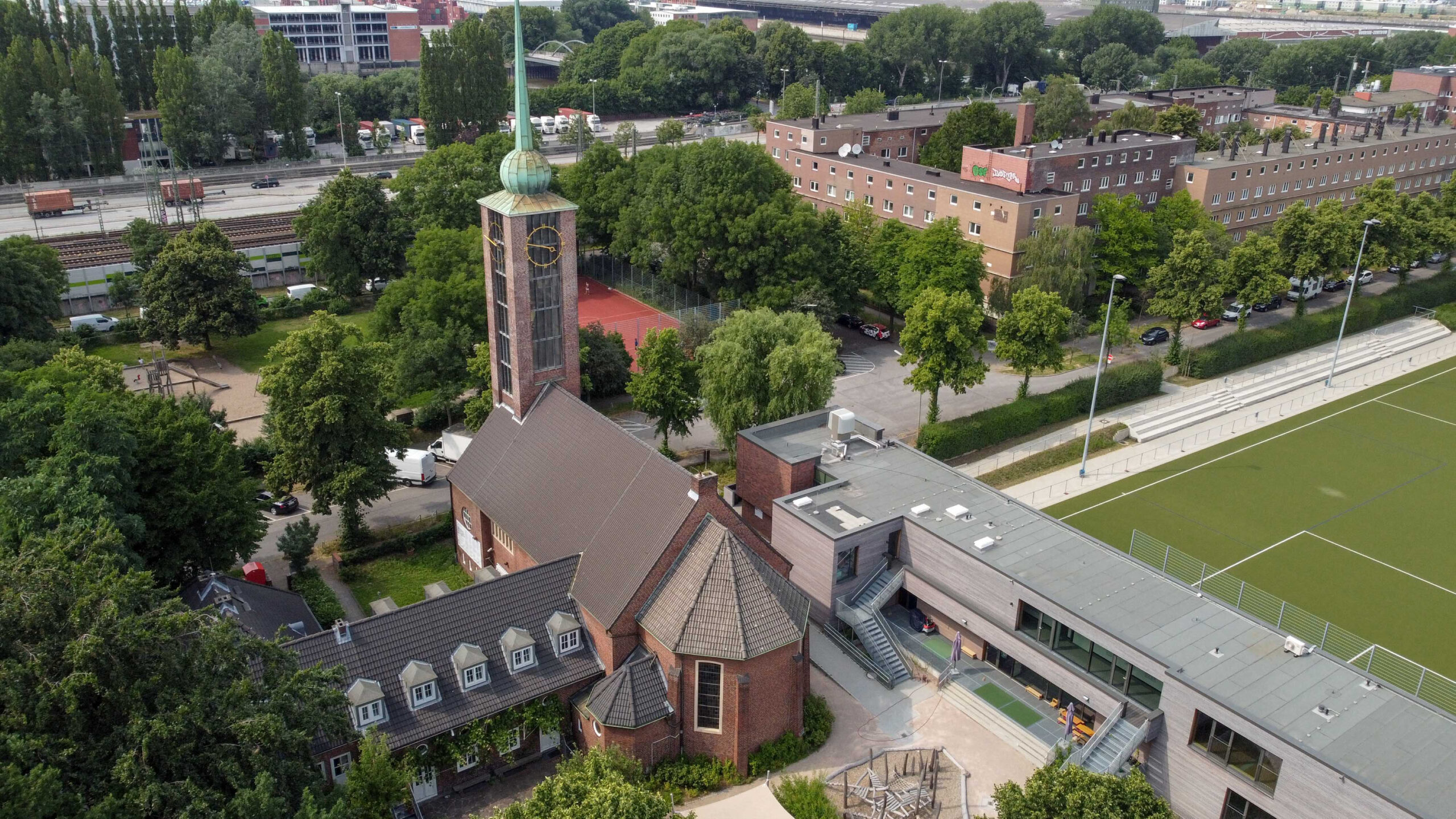 Luftaufnahme der Immanuelkirche auf der Veddel