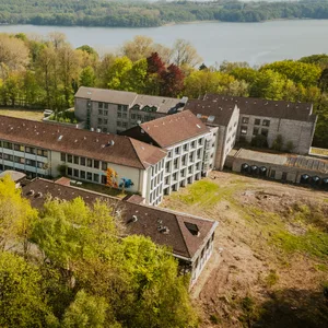 Die Gebäude der verlassenen Reha-Klinik im Malenter Ortsteil Krummsee sind marode, doch der Blick auf den Kellersee ist top.
