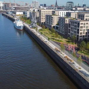 Luftbild vom Kirchenpauerkai; links die Elbe, rechts die Promenade mit Grünstreifen