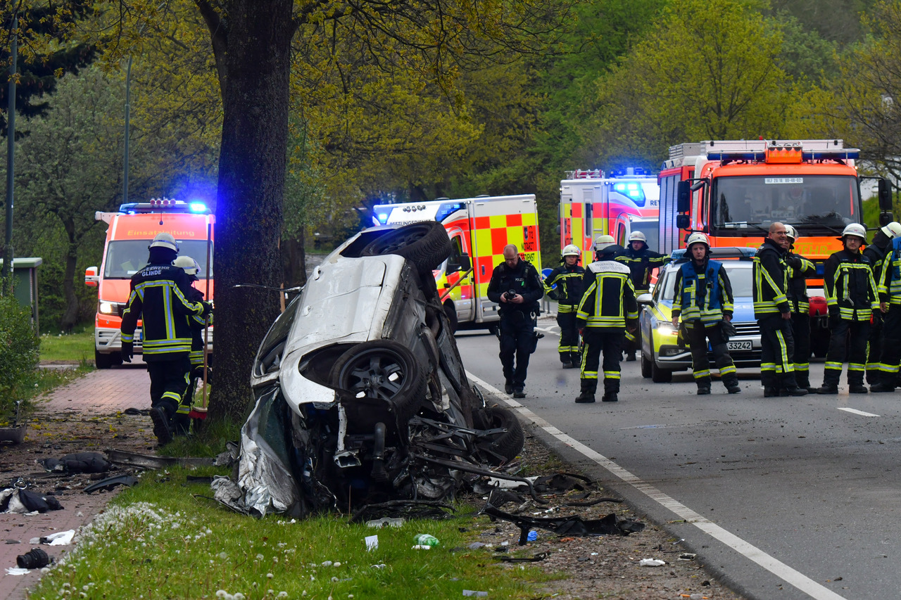Der Audi wurde bei dem Unfall komplett zerstört. Der Fahrer kam schwer verletzt ins Krankenhaus.