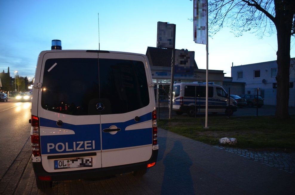 Mehrere Polizei-Mannschaftswagen waren bei der groß angelegten Razzia im Einsatz.