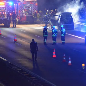 Mercedes brennt auf A1 – Fahrer rettet sich