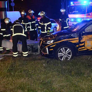 Das Fahrschulauto stieß bei dem Unfall einen Verteilerkasten um.