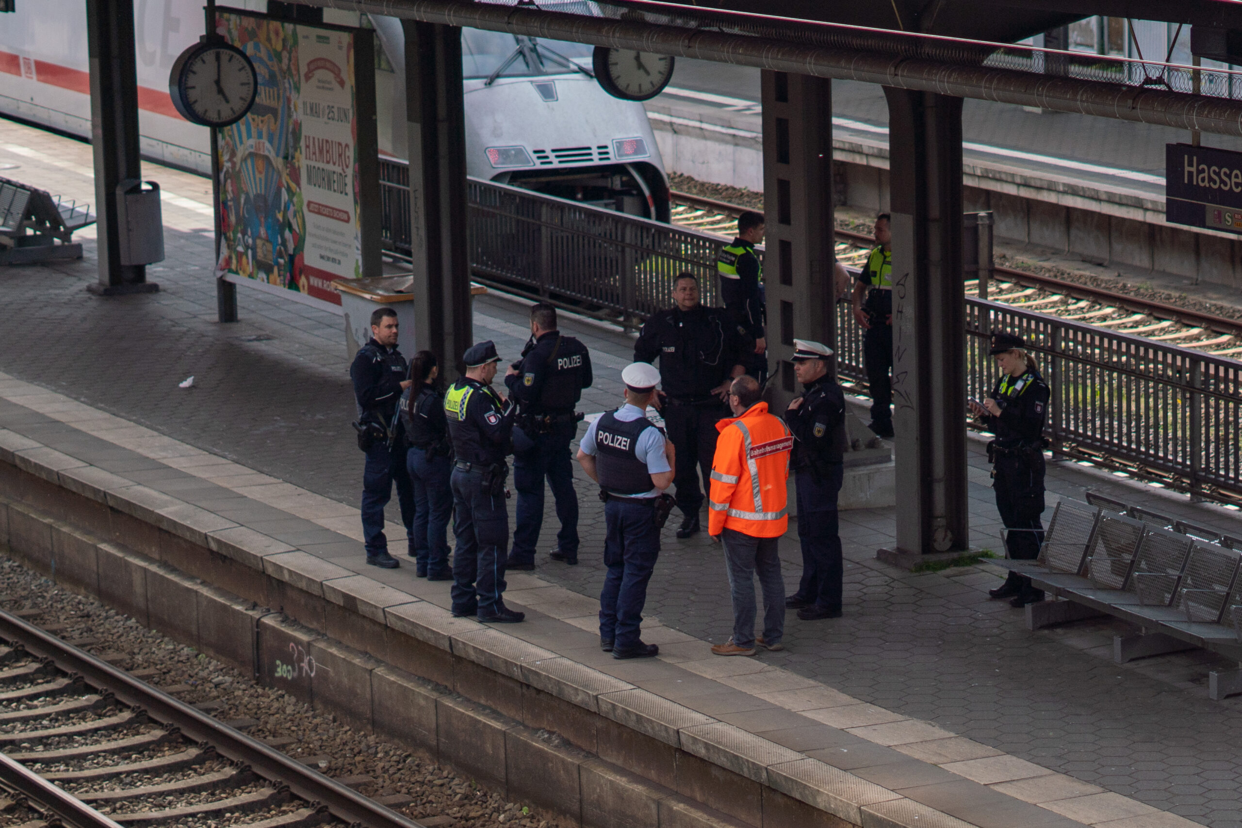 Polizeibeamte und Mitarbeiter der Bahn am Bahnsteig in Hasselbrook.