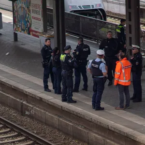 Polizeibeamte und Mitarbeiter der Bahn am Bahnsteig in Hasselbrook.
