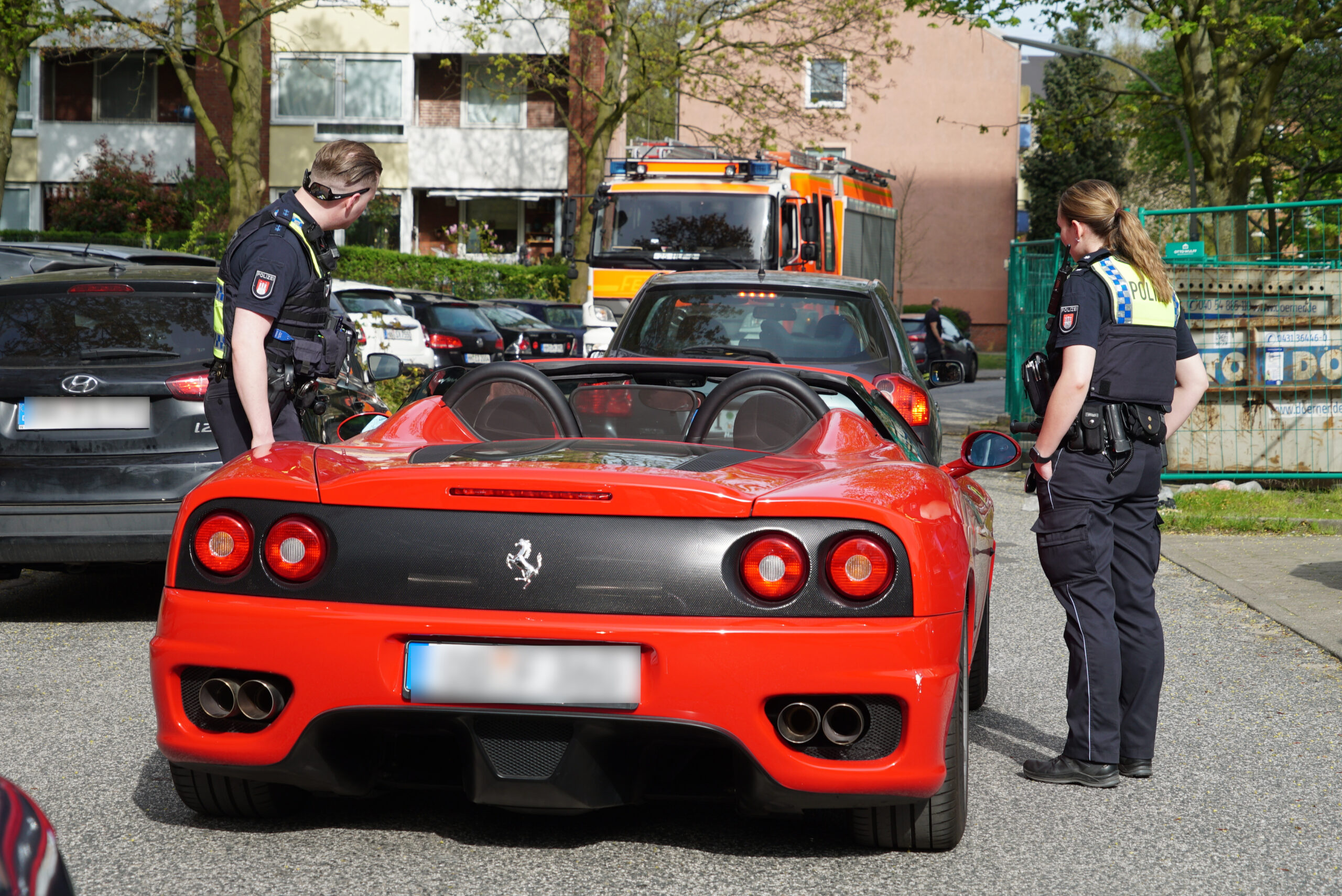 Der Ferrari-Fahrer beschwerte sich, weil er wegen des Feuerwehreinsatzes nicht weiterfahren konnte.