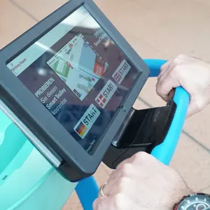 Der Touchscreen eines Gepäcktrolleys, Nahaufnahme