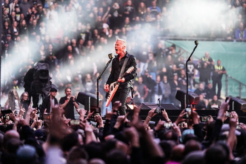YEA HEAH!  James Hetfield on stage at Volksparkstadion