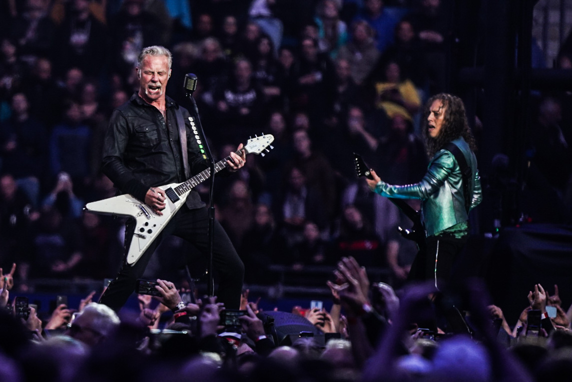 James Hetfield (l.) und Kirk Hammett beim ersten von zwei Hamburg-Konzerten im Volksparkstadion.