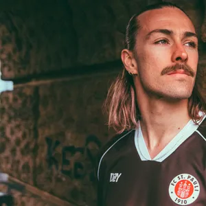 Jackson Irvine trägt das neue Heimtrikot des FC St. Pauli.