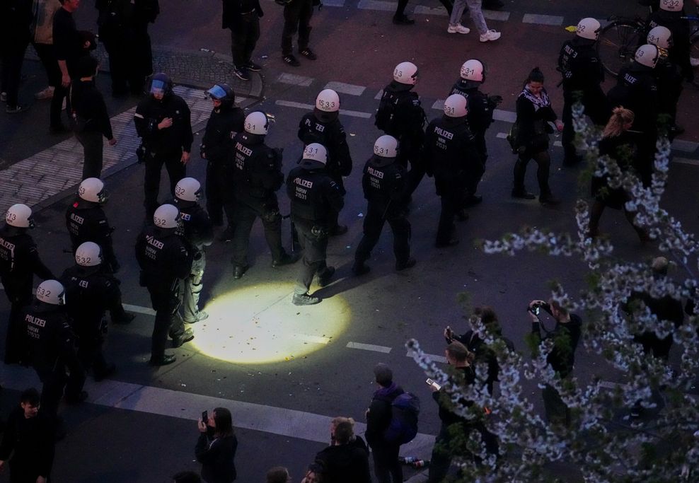 Polizeieinsatz nach der Demonstration „Revolutionärer 1. Mai“ am Kottbusser Tor in Berlin-Kreuzberg.