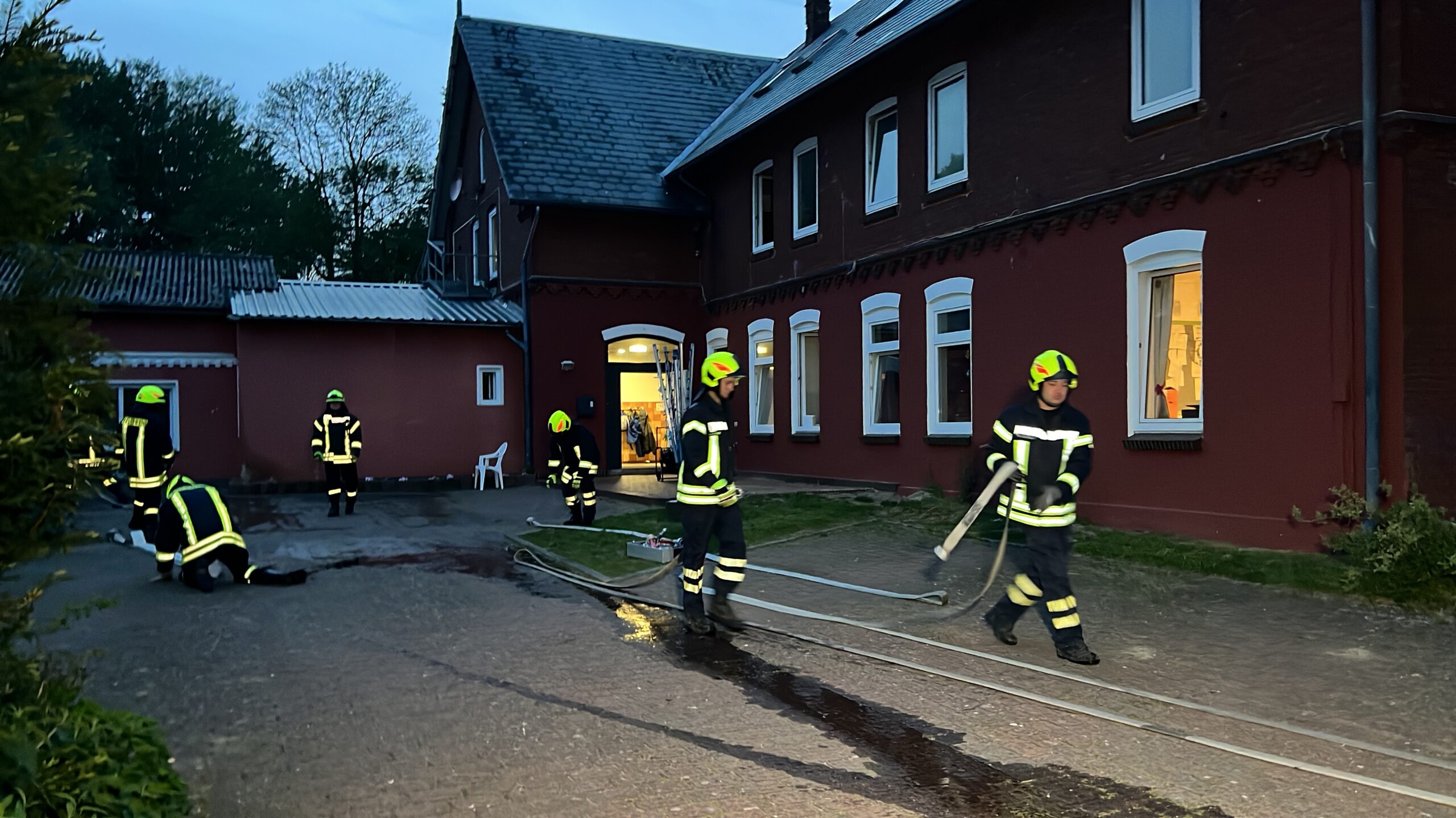 Die Feuerwehr im Einsatz vor dem Kinderheim.