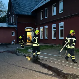 Die Feuerwehr im Einsatz vor dem Kinderheim.