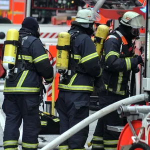 Großeinsatz in Pinnerberg – Wohnungen in Flammen