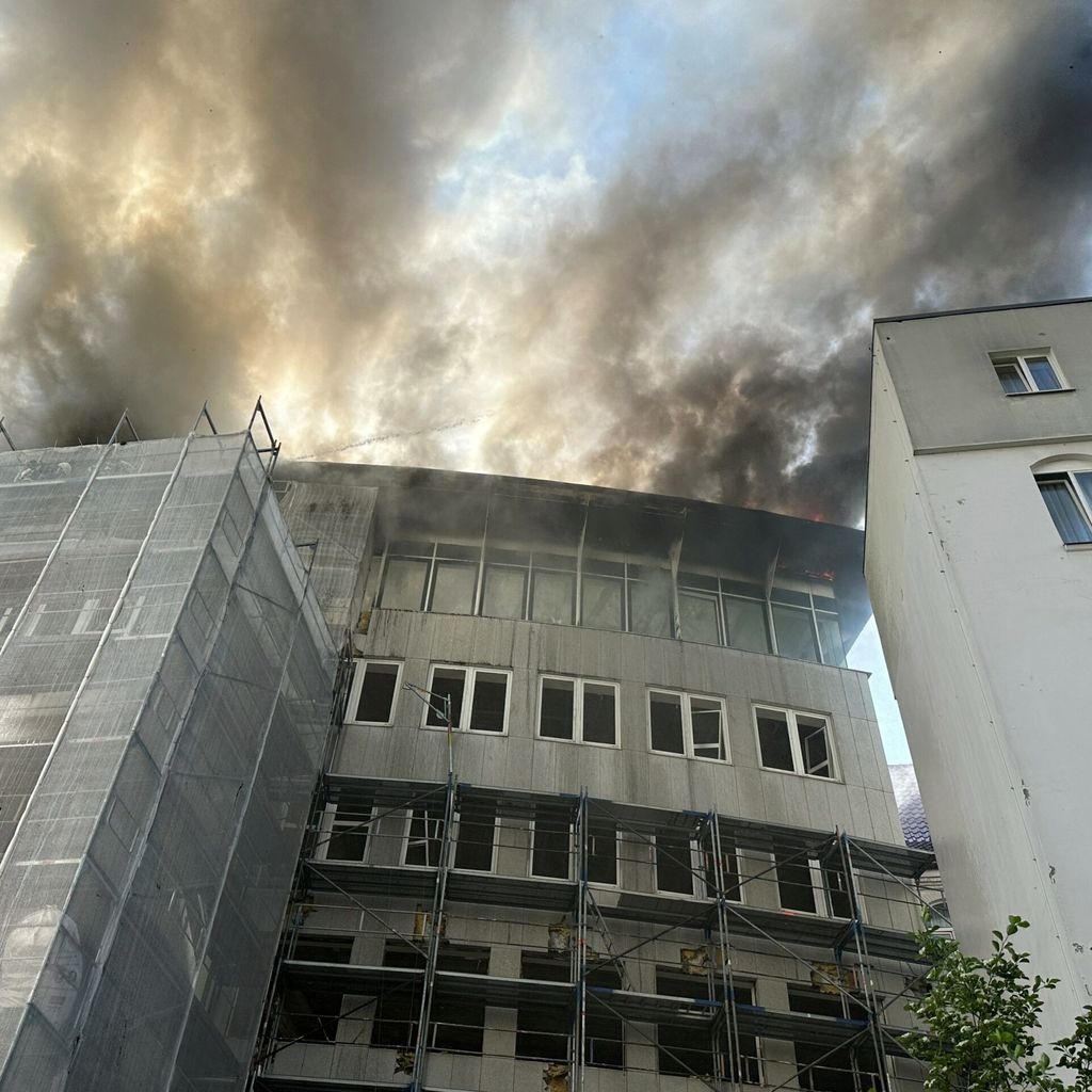 In der Hamburger Neustadt brennt der Dachstuhl eines Gebäudes.