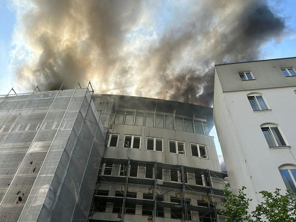 In der Hamburger Neustadt brennt der Dachstuhl eines Gebäudes.