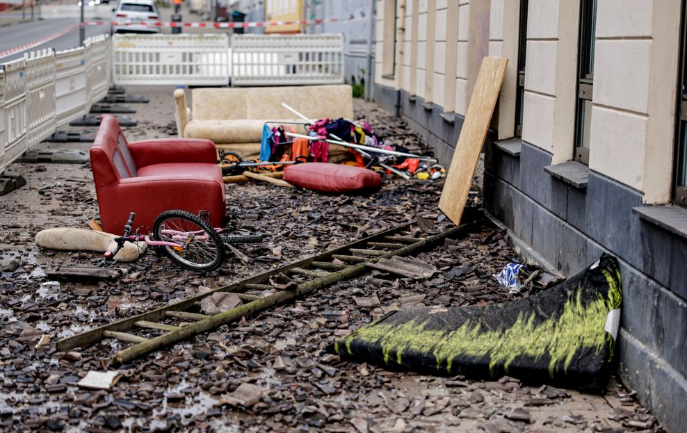 Anwohner der Harrisleer Straße haben bis zum Eintreffen der Einsatzkräfte bei der Rettung der Hausbewohner geholfen, indem sie Matratzen als Sprungkissen vor das Haus trugen.