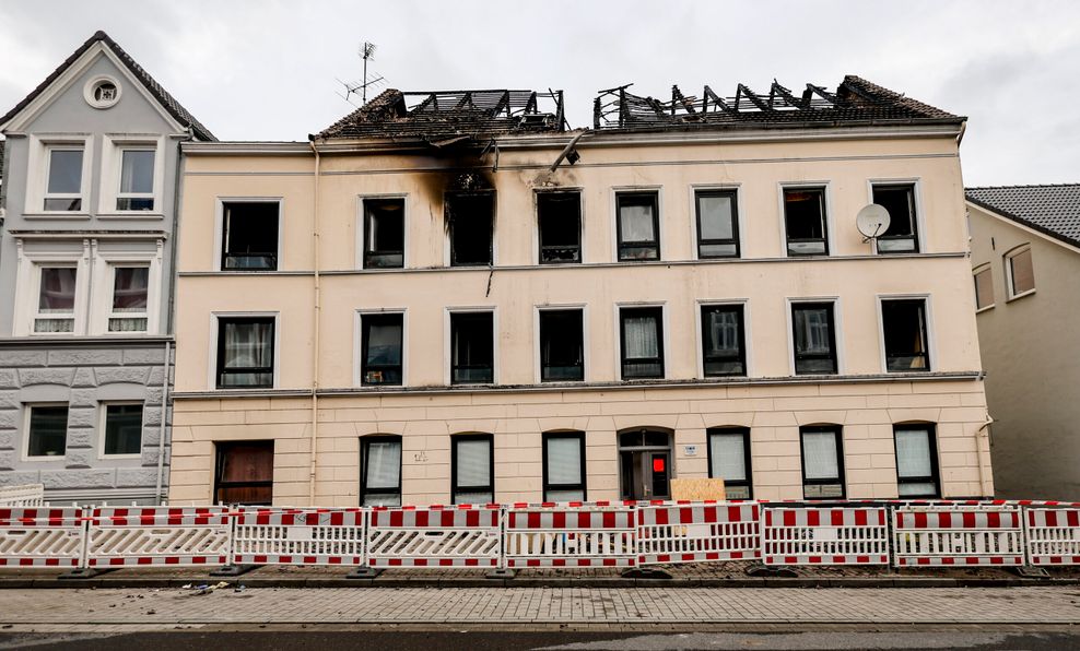 Das Haus am Tag nach dem Brand. Der Dachstuhl ist völlig zerstört.