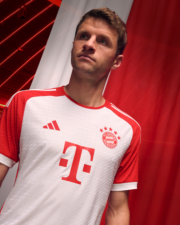 Thomas Müller im neuen Bayern Trikot