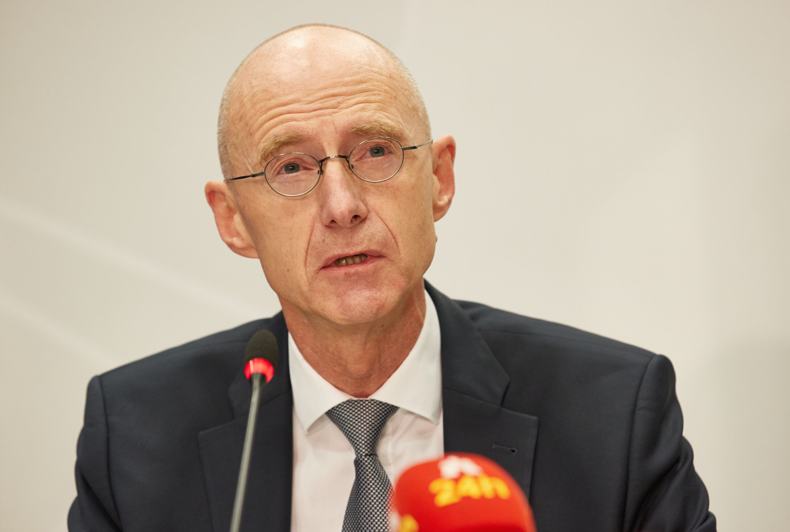 Jörg Fröhlich, Generalstaatsanwalt, spricht auf einer Pressekonferenz.