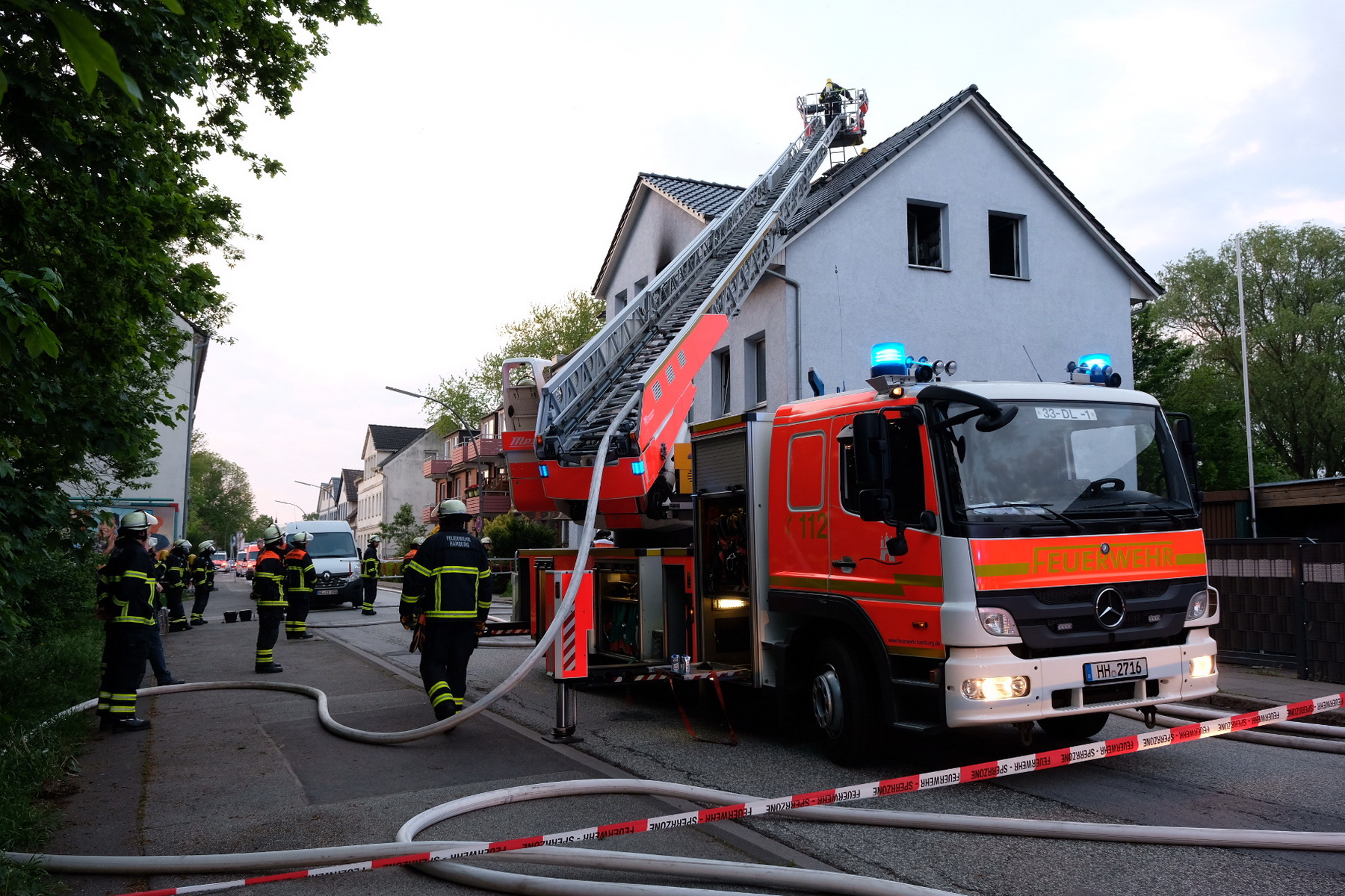 Im Dachstuhl eines Mehrfamilienhauses in der Straße Niedergeorgswerder Deich war Feuer ausgebrochen.