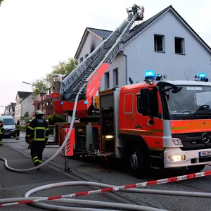 Im Dachstuhl eines Mehrfamilienhauses in der Straße Niedergeorgswerder Deich war Feuer ausgebrochen.