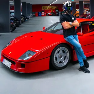 Auto-Influencer Gercollector, bürgerlich Michael Spegel, vor einem Ferrari F40 aus seiner Sammlung