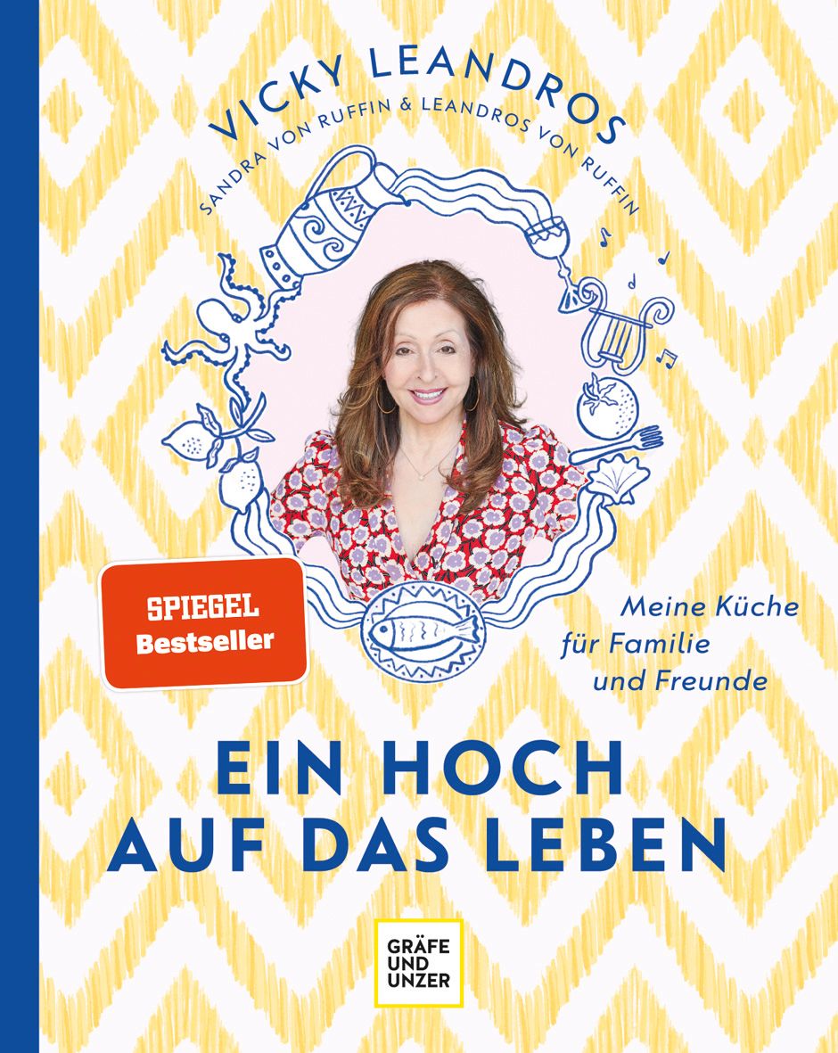 Vicky Leandros hat ein Kochbuch mit griechischen Rezepten geschrieben: „Ein Hoch auf das Leben“ (Gräfe und Unzer, 26 Euro)