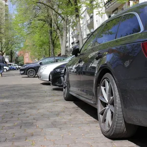 Die einen parken noch quer, die anderen schon längs: In der Hartwig-Hesse-Straße gibt es Neuerungen für Autofahrer.