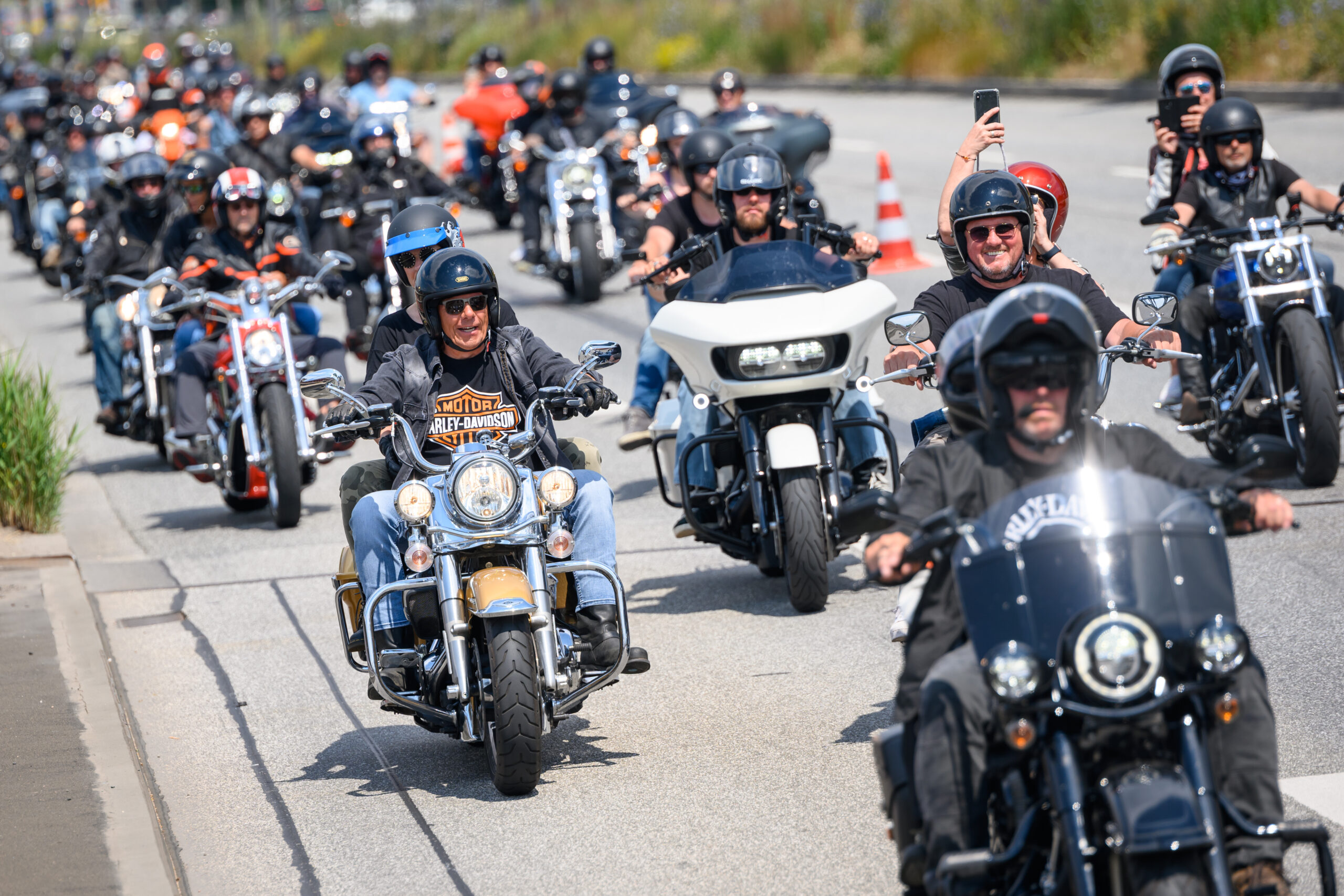 Teilnehmer der Parade der Hamburger Harley Days fahren auf ihren Motorrädern über die Elbbrücken.