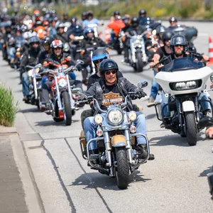 Teilnehmer der Parade der Hamburger Harley Days fahren auf ihren Motorrädern über die Elbbrücken.