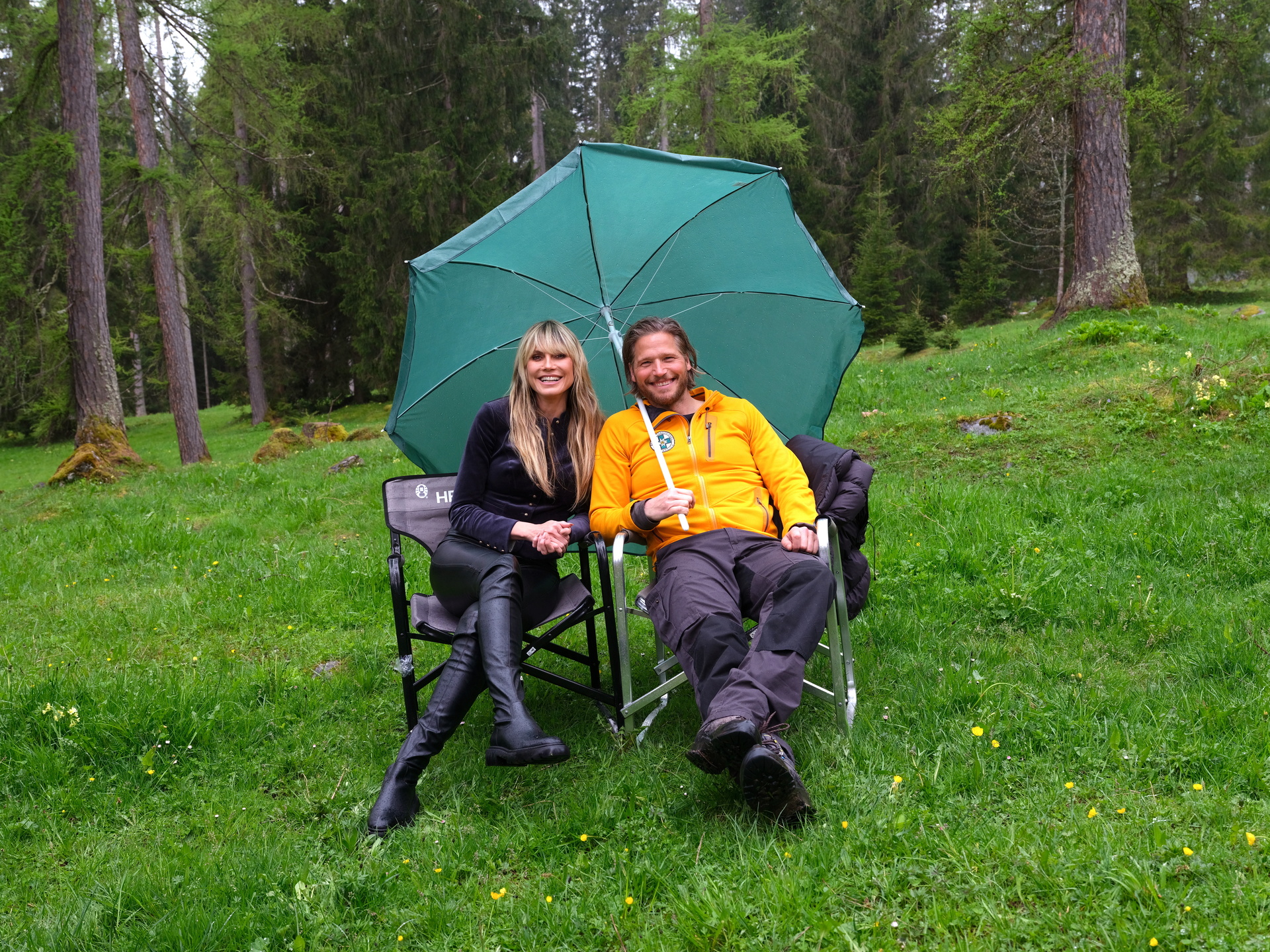 Model Heidi Klum und der Schauspieler Sebastian Ströbel sitzen beim Drehstart für die Fernsehserie «Die Bergretter» am Set.