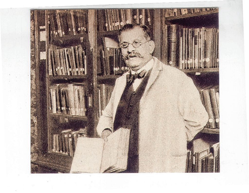 Der Arzt Magnus Hirschfeld (1868-1935) in dem 1919 von ihm gegründeten Berliner Institut für Sexualwissenschaft.