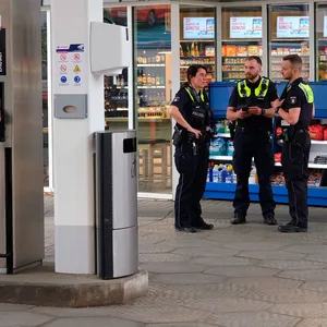 Bei dem Überfall wurde eine Mitarbeiterin verletzt.