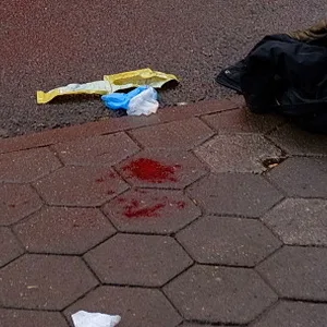 Der Tatort vor dem Drob Inn: Eine Jacke liegt neben Blutflecken auf dem Boden.