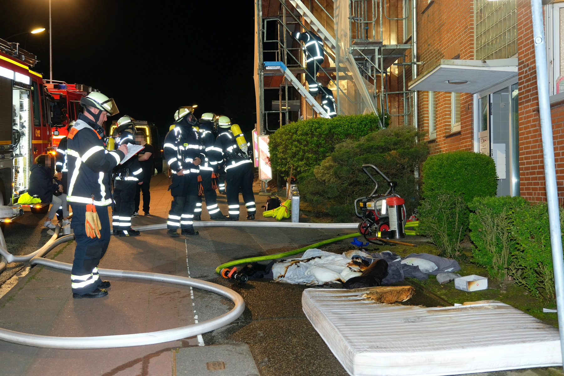 16 Feuerwehrleute waren bei dem Brand in Lohbrügge im Einsatz. Das gesamte Haus wurde evakuiert.
