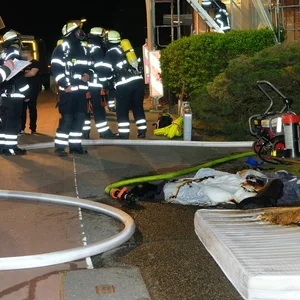 16 Feuerwehrleute waren bei dem Brand in Lohbrügge im Einsatz. Das gesamte Haus wurde evakuiert.