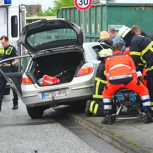 Der Opel wurde durch die Wucht des Aufpralls in die Seitenstraße geschleudert und kam auf dem Gehweg zum Stehen.