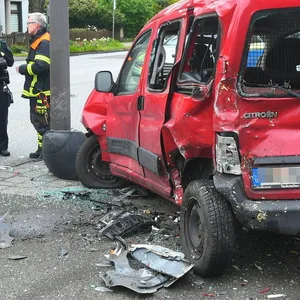 Der Citroen wurde durch den Unfall stark beschädigt.