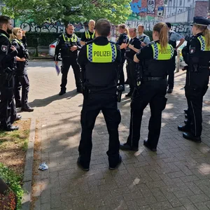 Polizisten am Tatort in der Sternschanze