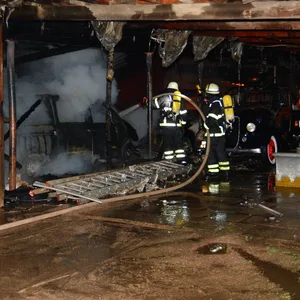 Feuerwehrmänner bei den Löscharbeiten in Meiendorf.