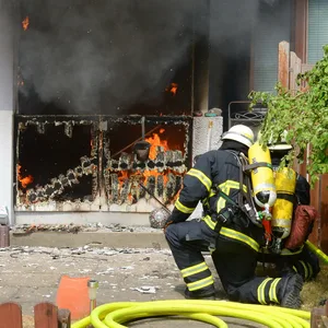 Die Feuerwehr löschte den brennenden Balkon.