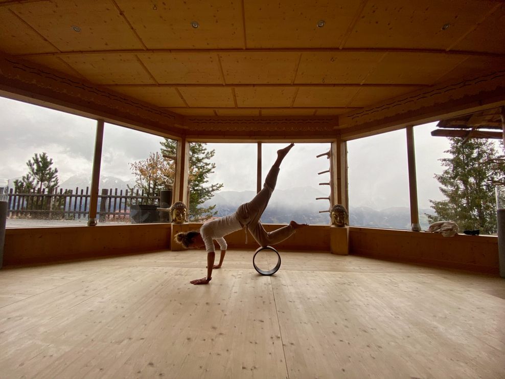 Yoga-Einheiten auf dem Yoga-Wheel fördern im Natur- und Wellnesshotel Höflehner die Konzentration und den Gleichgewichtssinn