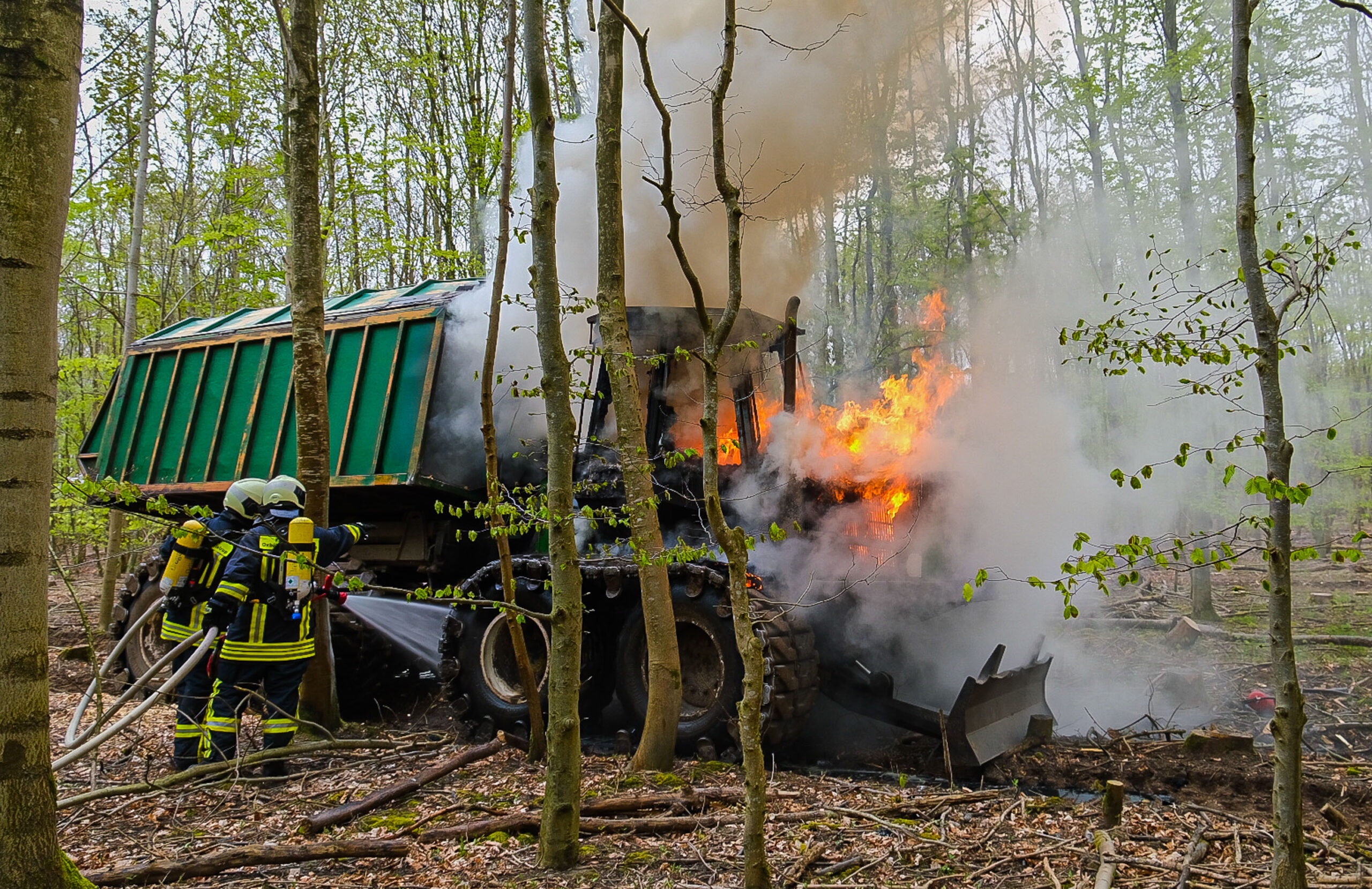 Transportfahrzeug brennt im Wald – schwierge Löscharbeiten