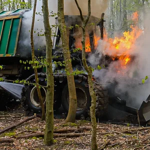 Transportfahrzeug brennt im Wald – schwierge Löscharbeiten