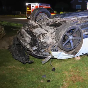 Der Audi-Fahrer fuhr in einen Straßengraben und überschlug sich.