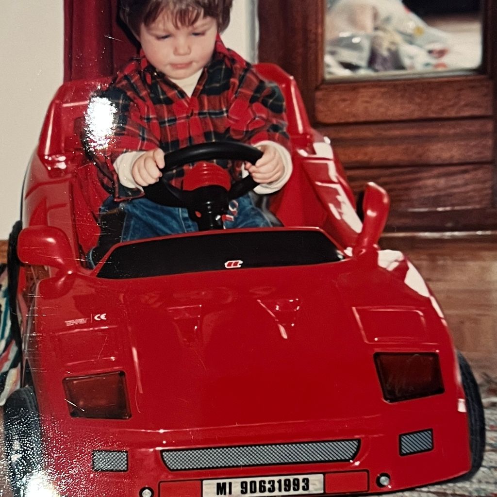 Michael Spegel als Kind in einem Spielzeugauto